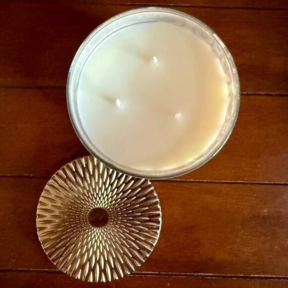 NEW HUMMINGBIRD TEA CAKE  3-Wick 14.5 oz Candle  Bath & Body Works - Picture 3 of 3